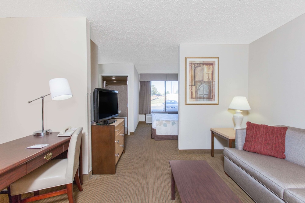 Hawthorn Suites By Wyndham Midwest City Tinker Afb 33/45