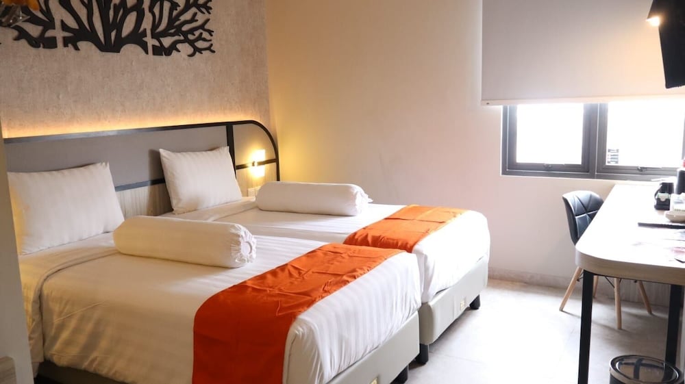 Front One Gosyen Hotel Salatiga 25/50