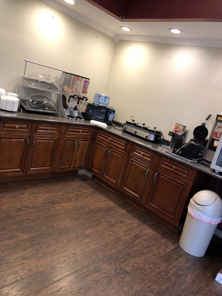 Howard Johnson By Wyndham Dothan 10/25