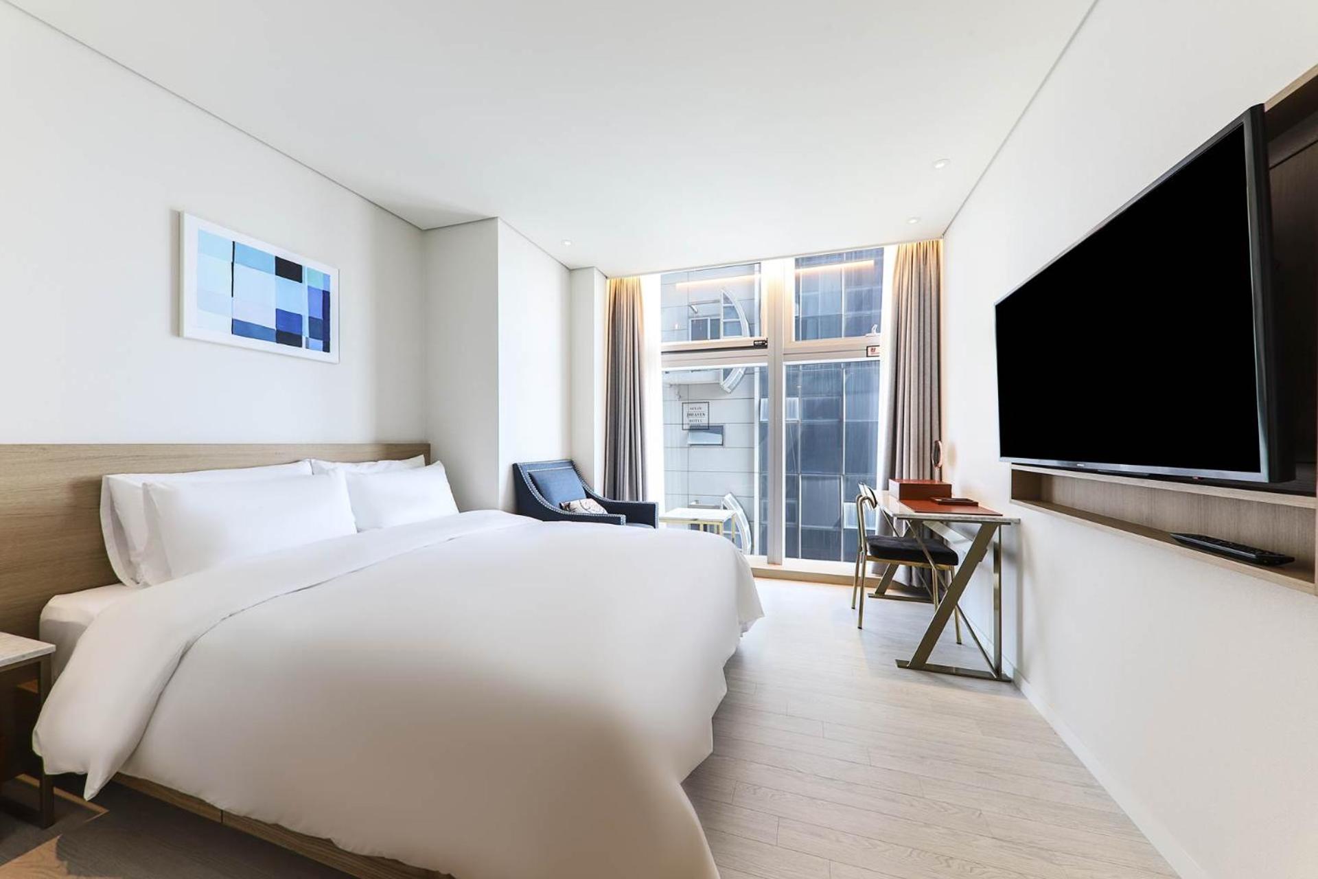 Deluxe, Double Bed, Lateral Side Sea View