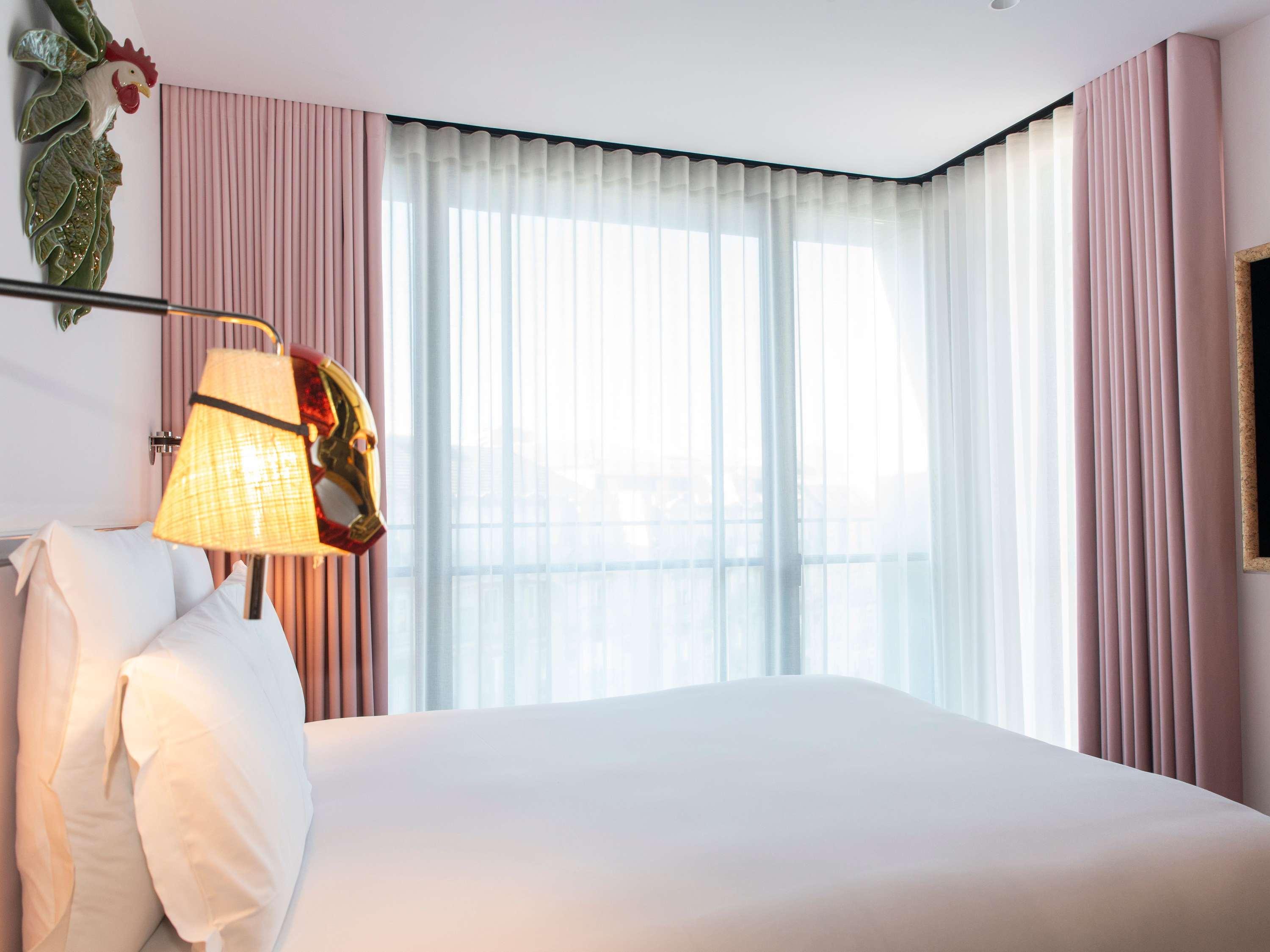 SMALL MAMA, DOUBLE BED, AVENUE VIEW, BALCONY