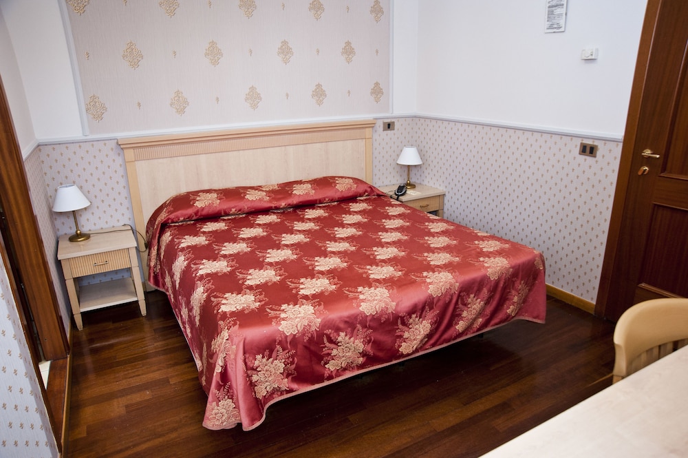 ROOM, SINGLE