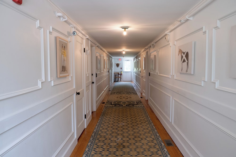 Shelter Harbor Inn 4/72