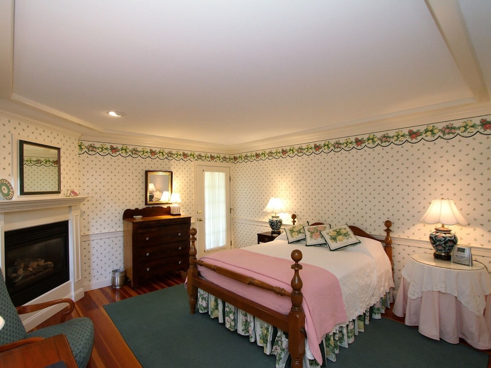 House, Queen Bed