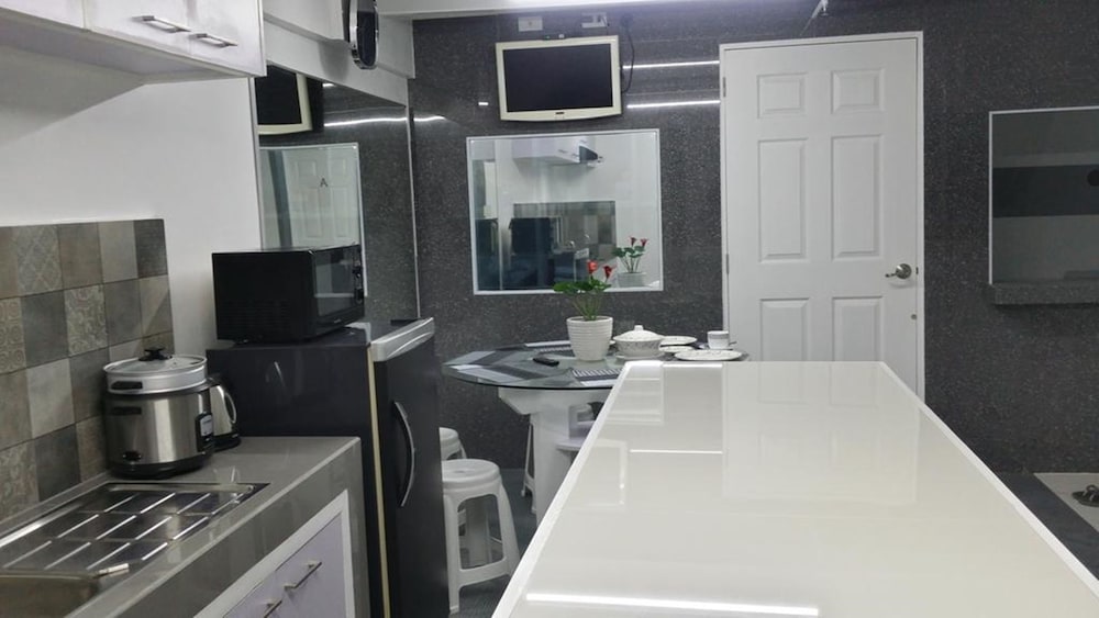 Ervoruto Hostel Makati 20/28