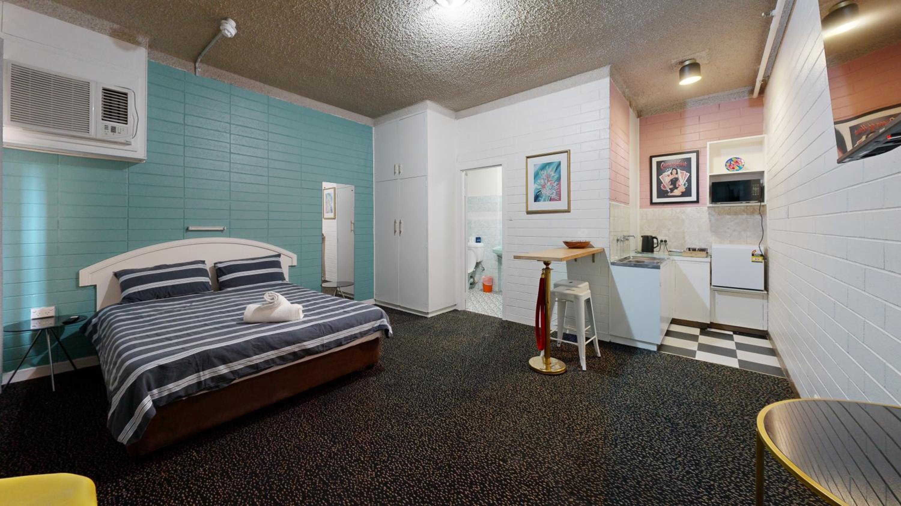 Adelaide Motel Backpackers 6/24