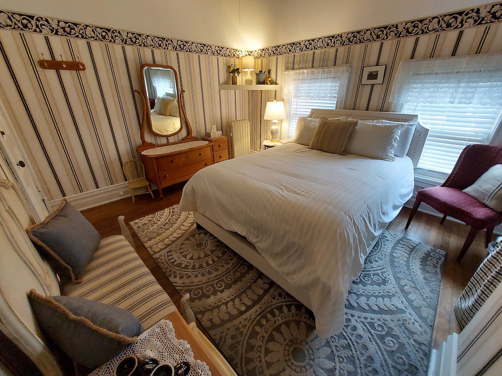 Standard, Queen Bed, The Inn at Ludington 4/7