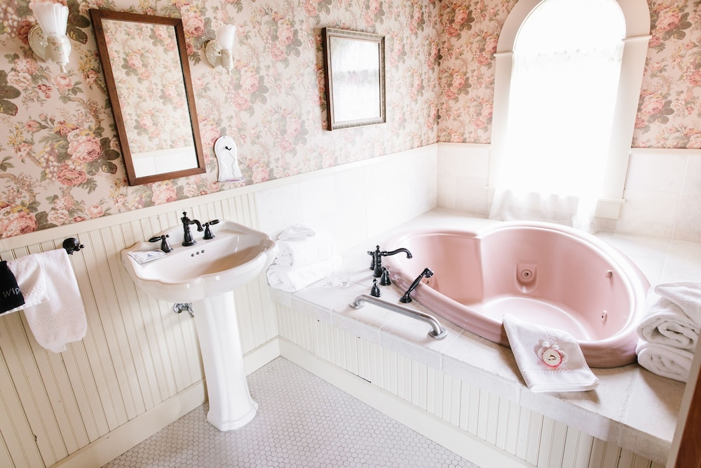 Round Barn Farm B & B Event Center 14/56