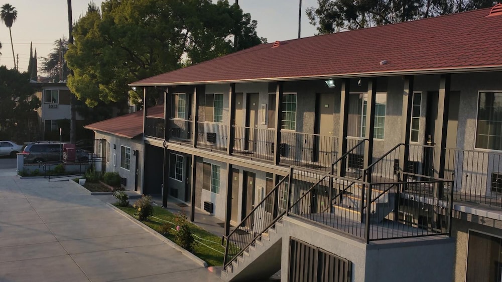 Jewel City Inn 3/30