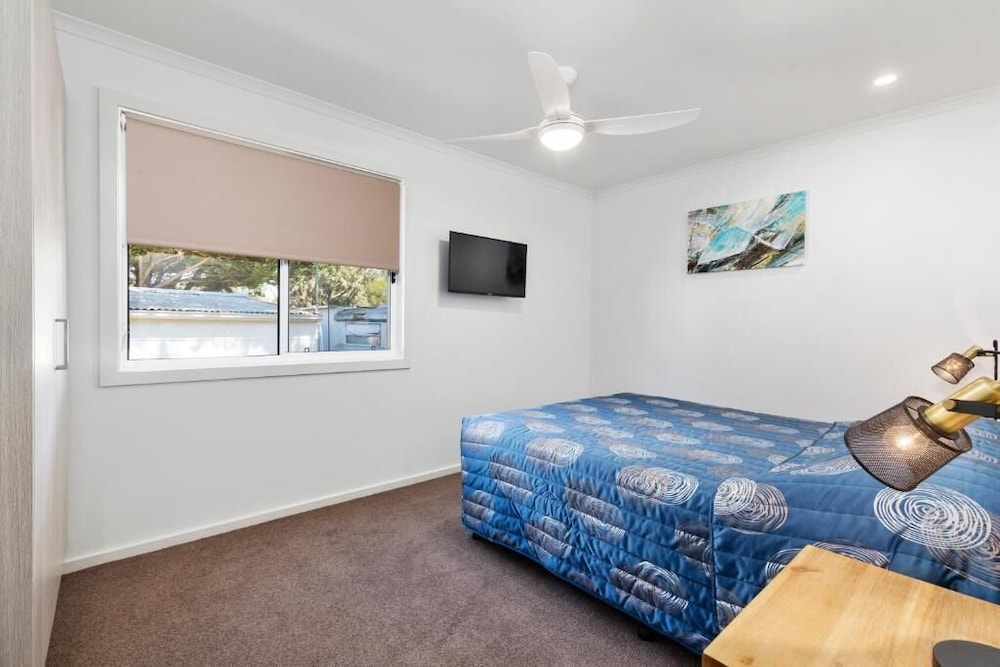 2 Bedrooms, Deluxe, Cabin, 1 Queen and 1 Single Bed, Bunk Bed, Pool Side, Accessible