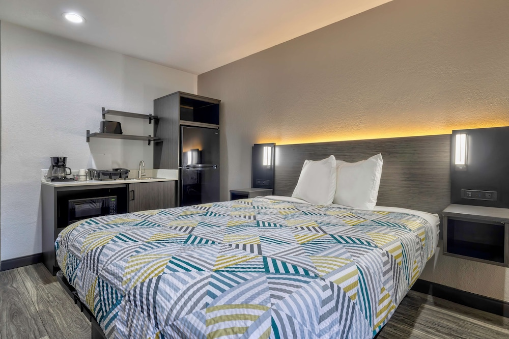 1 Queen Bed - Smoking, Kitchen