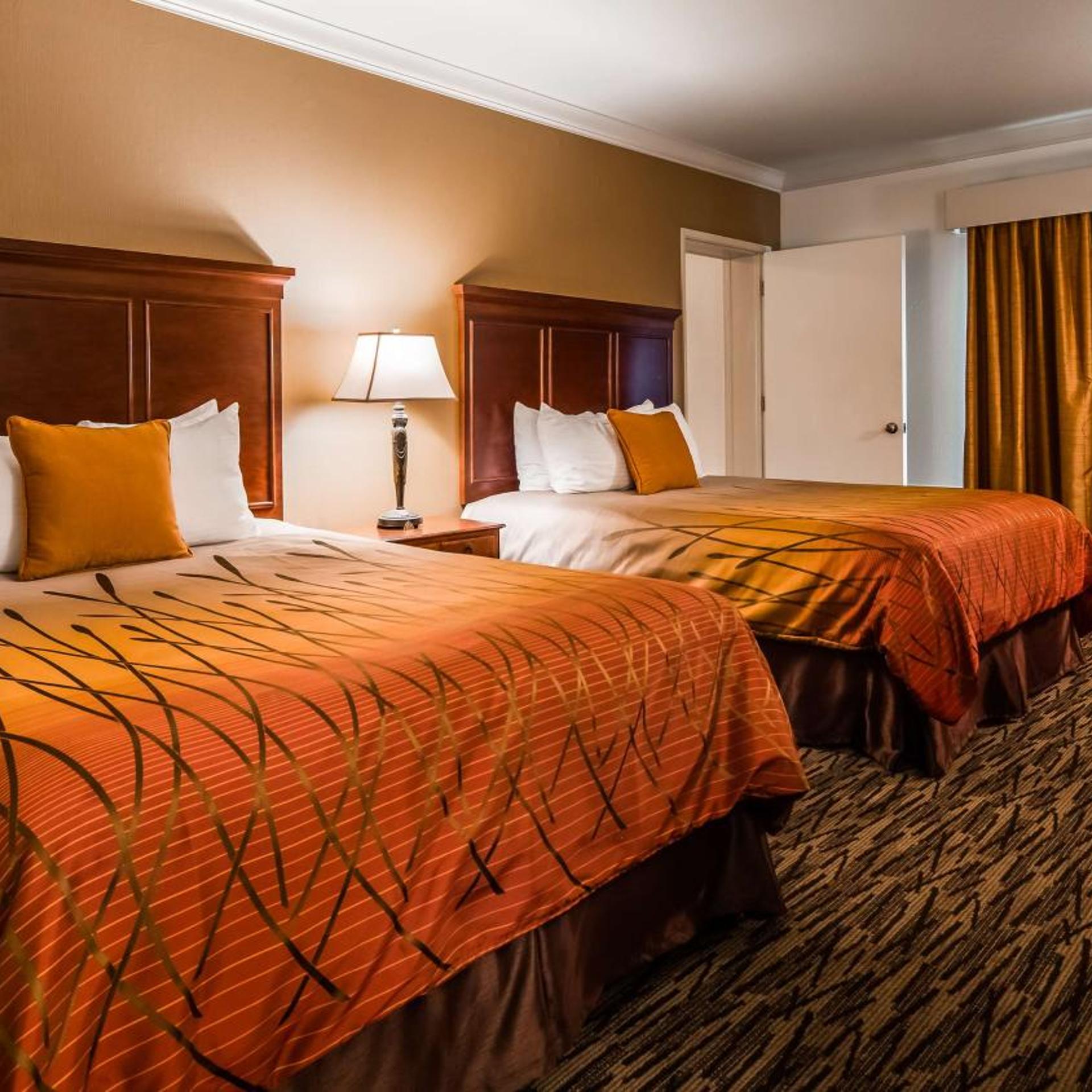 2 Bedrooms, Suite, 3 Queen Beds, Queen Bed