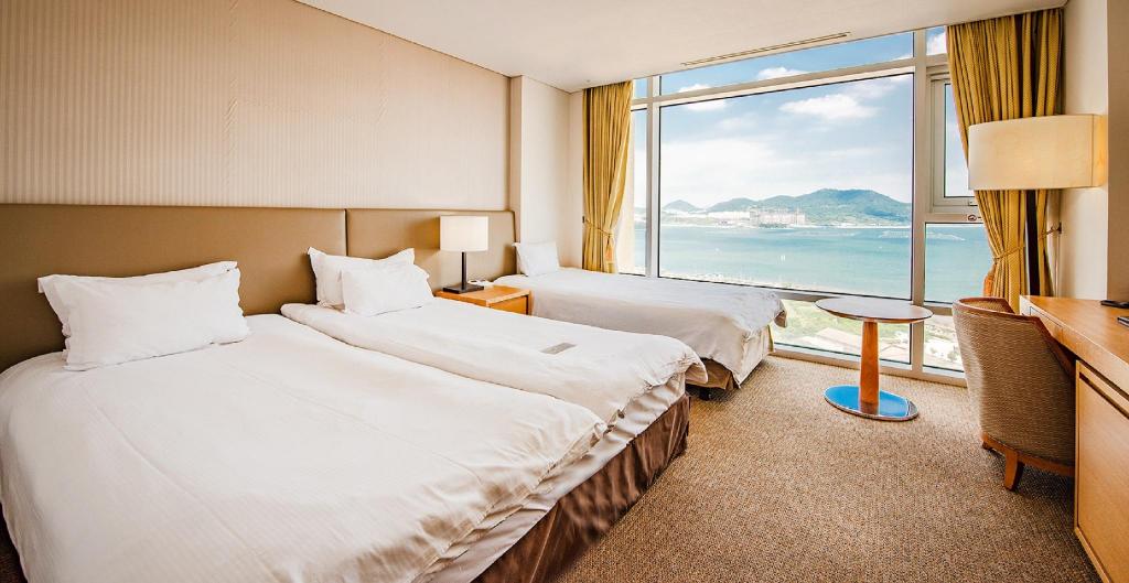 Ocean, Family, Twin Beds