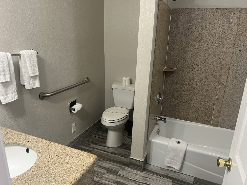 Rodeo Lodge (ex Americas Best Value Inn and Suites-Clovis/Fresno) 24/59