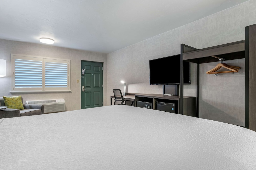 Best Western Plus Hilltop Inn 14/52