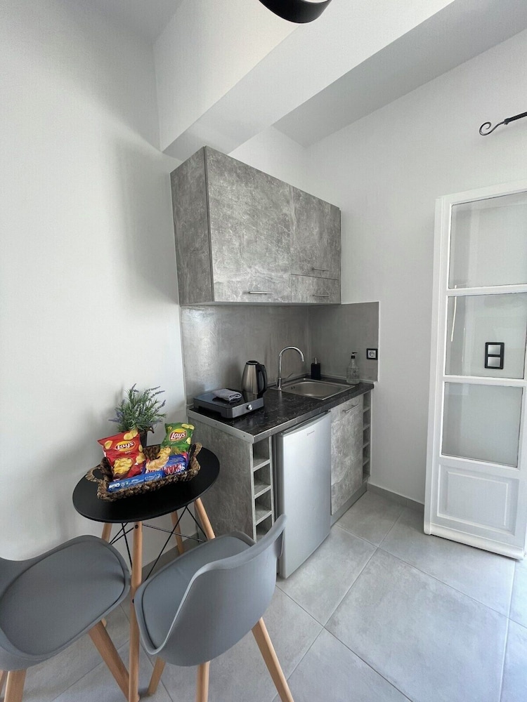 Zoumis Studios 7/50