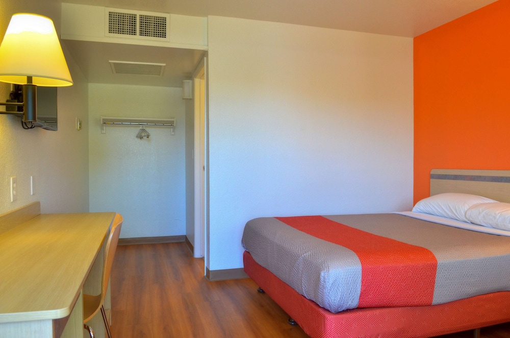 Motel 6 Santa Nella, on i-5 15/32