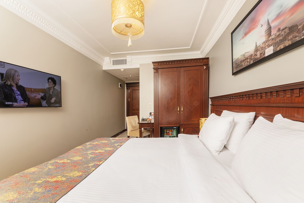 The Magnaura Palace Hotel 34/87