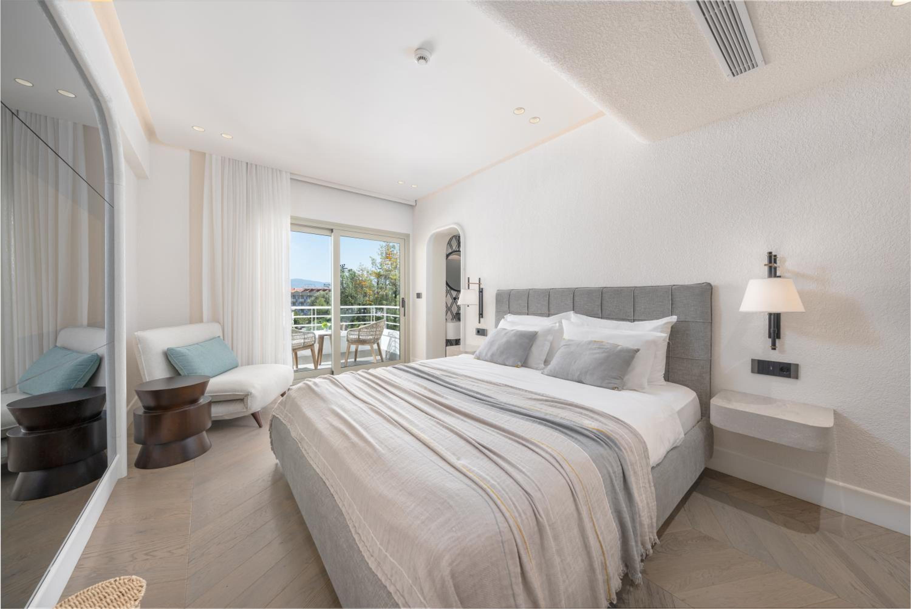 Superior, Queen Bed, Lateral Side Sea View، Yacht Classic Hotel - Boutique Class 2/2