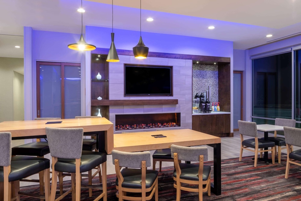 La Quinta Inn & Suites by Wyndham Greensboro Arpt High Point 40/52