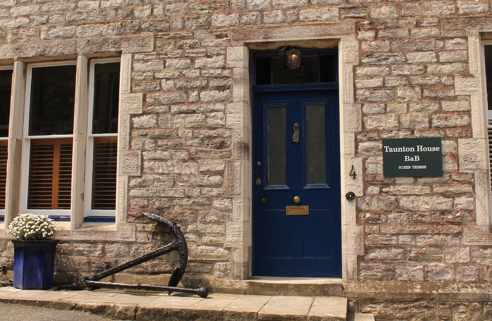 Taunton House B and B 3/47