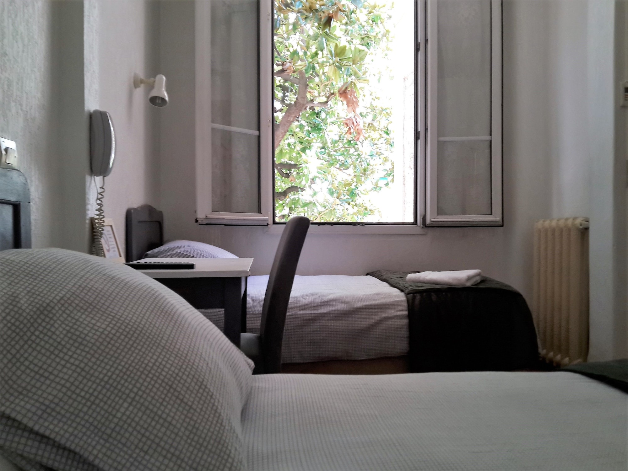 COMFORT, TWIN BEDS