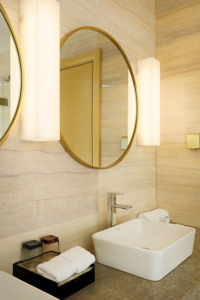 Hundred Hotel 32/60