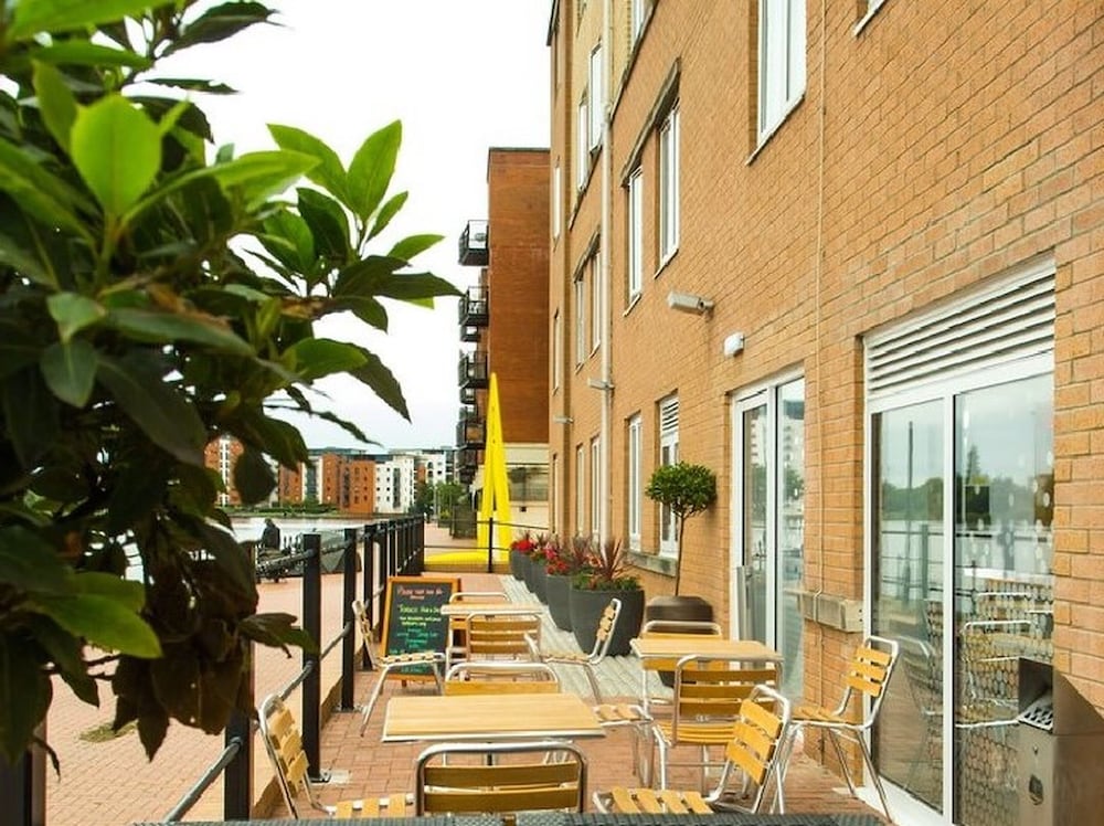 HOLIDAY INN EXPRESS CARDIFF BAY 3/39