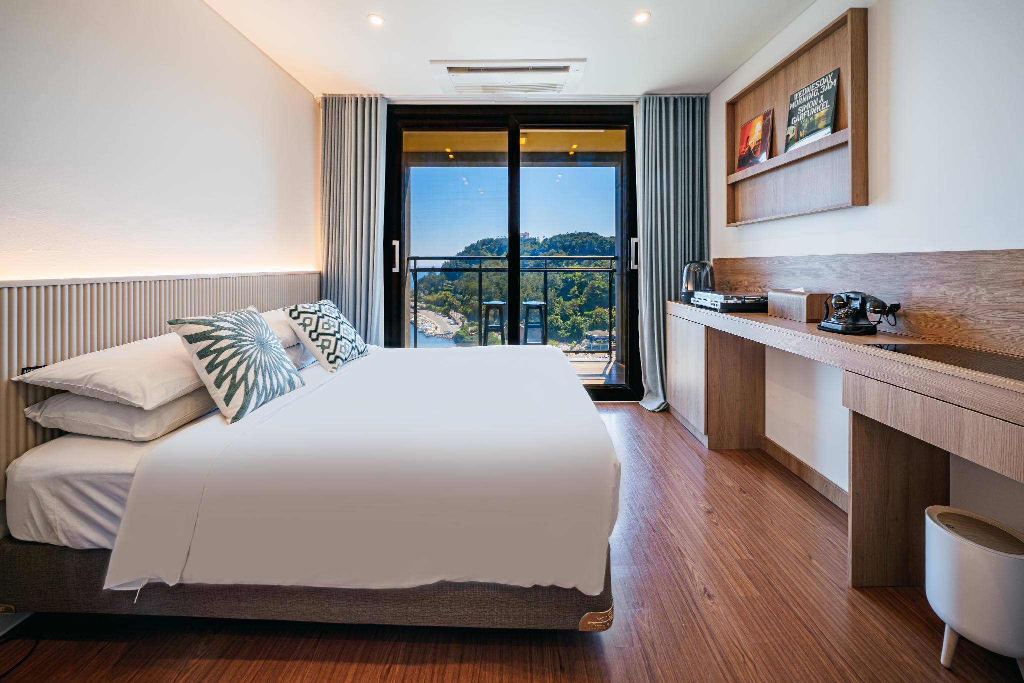 DELUXE, DOUBLE BED, OCEAN VIEW, BALCONY