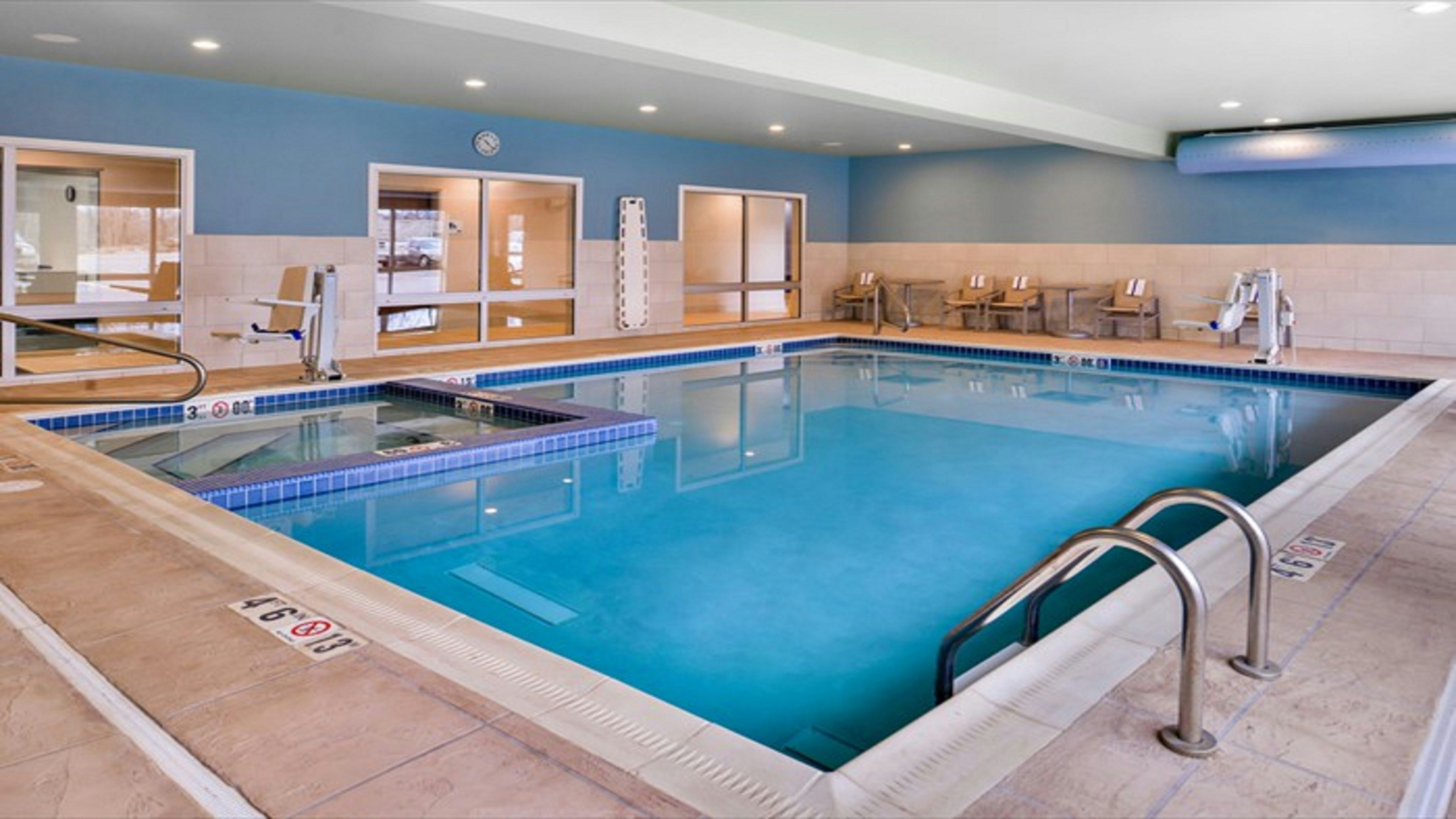 Holiday Inn Express Suites Parkersburg East 32/56