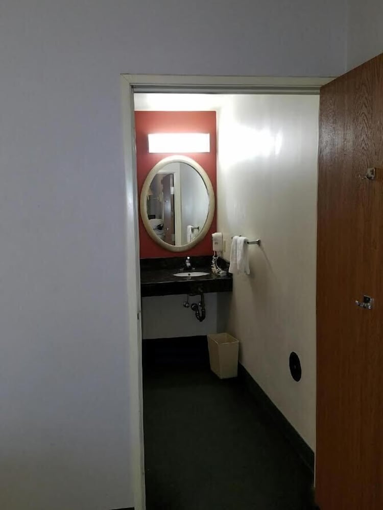 Suburban Studios LaVale-Cumberland 20/27