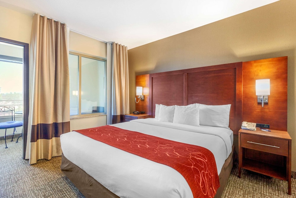 Comfort Suites Glendale State Farm Stadium Area 11/45