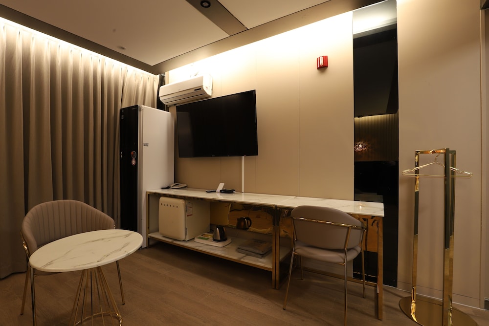 Piano Hotel 57/65