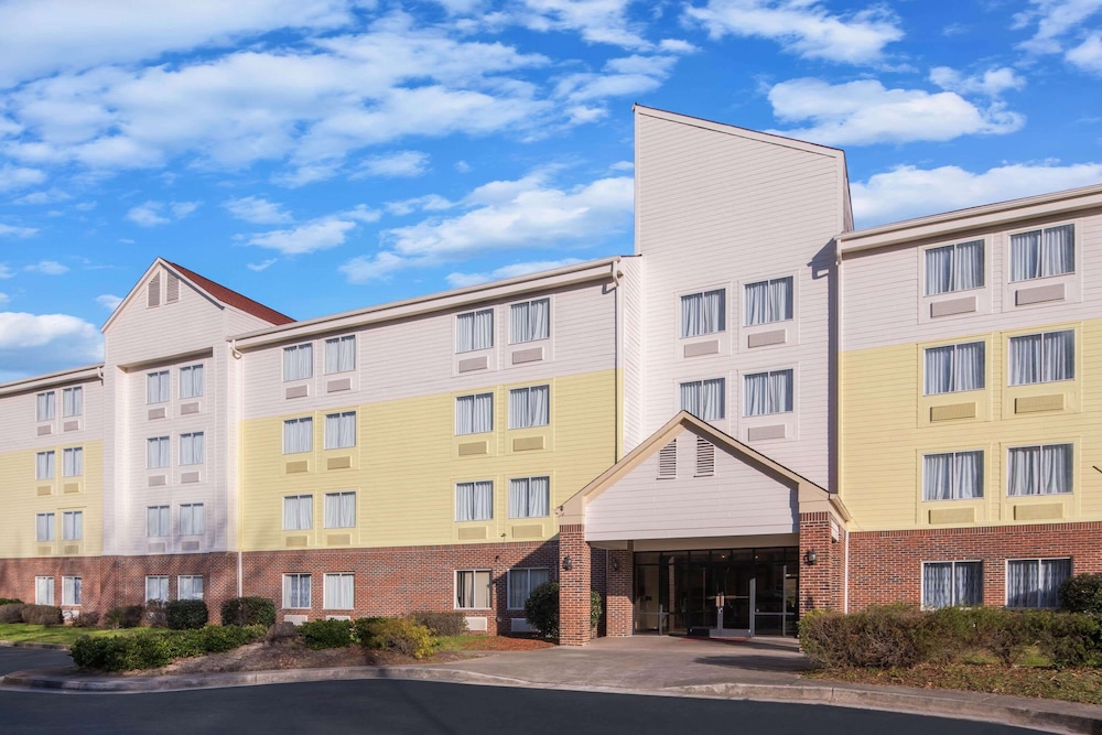 Days Inn by Wyndham Macon I-75 North 24/27