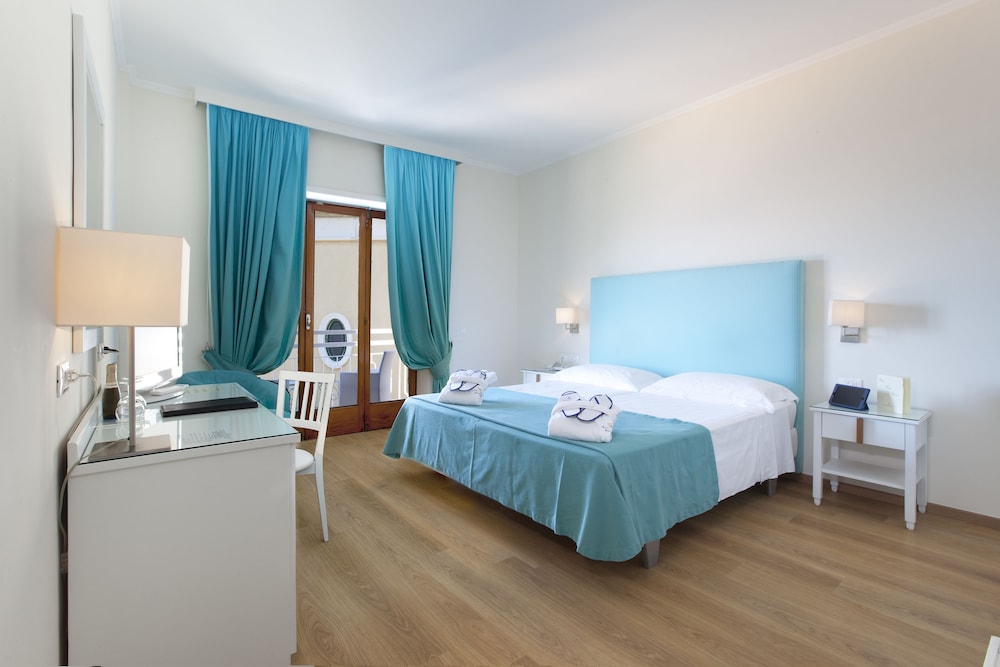 غرفة بسرير مزدوج بإطلالة على البحر بشرفة، Hotel Regina Sorrento 9/10