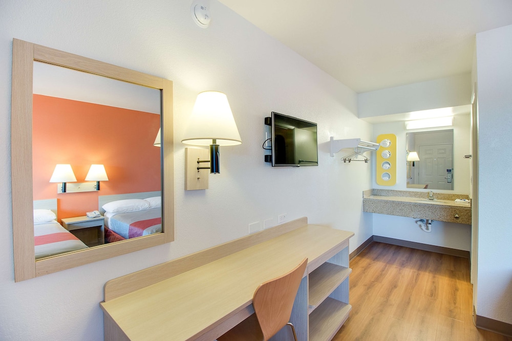 غرفة قياسية بسريرين مزدوجين، Motel6 Phoenix, AZ - East 7/8