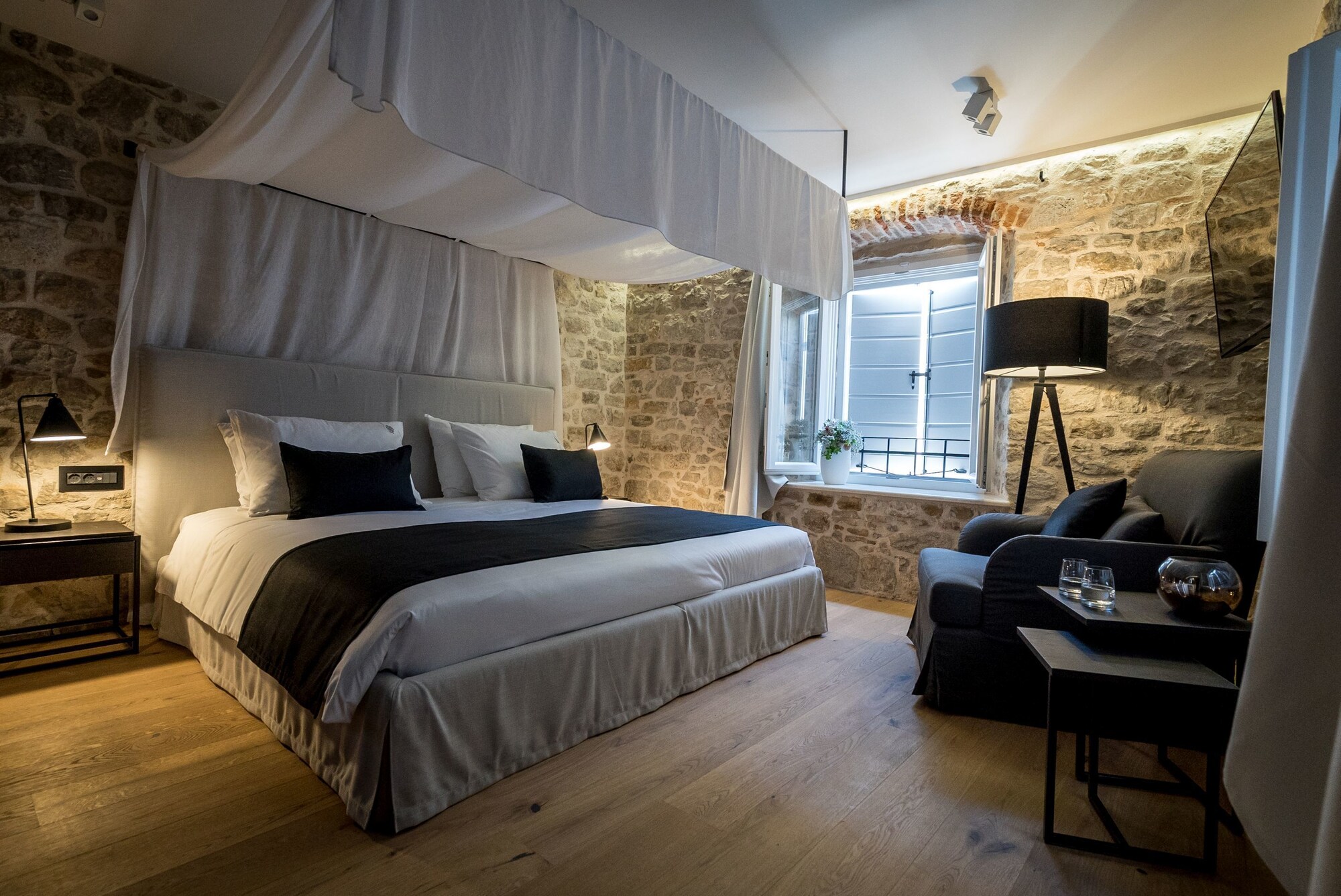 STANDARD, DOUBLE OR TWIN BED, OLD TOWN VIEW