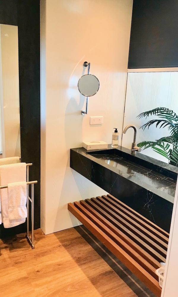 Holland House Beach Hotel 45/45