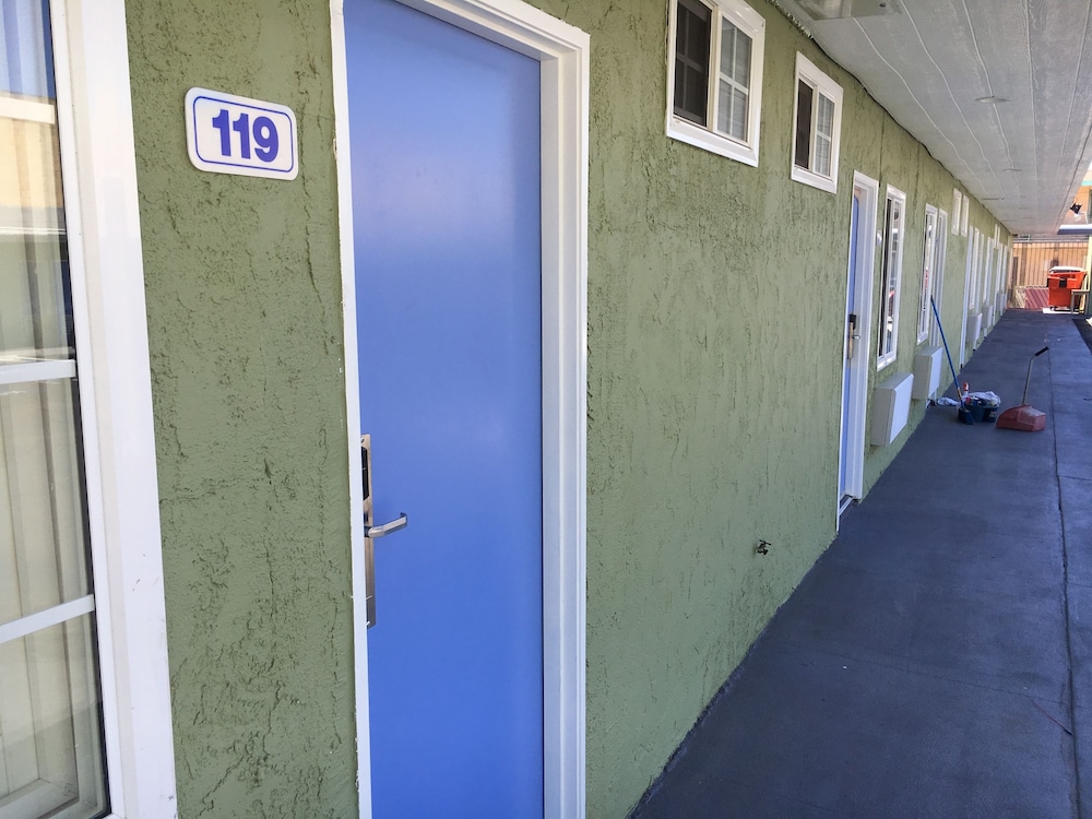 Town House Motel 4/48