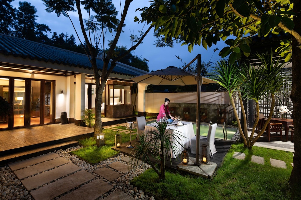 Banyan Tree Tengchong 10/81
