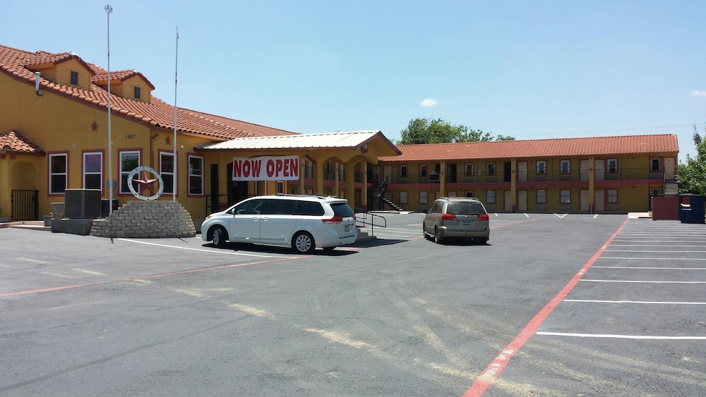 Taylor village inn and suites 22/26