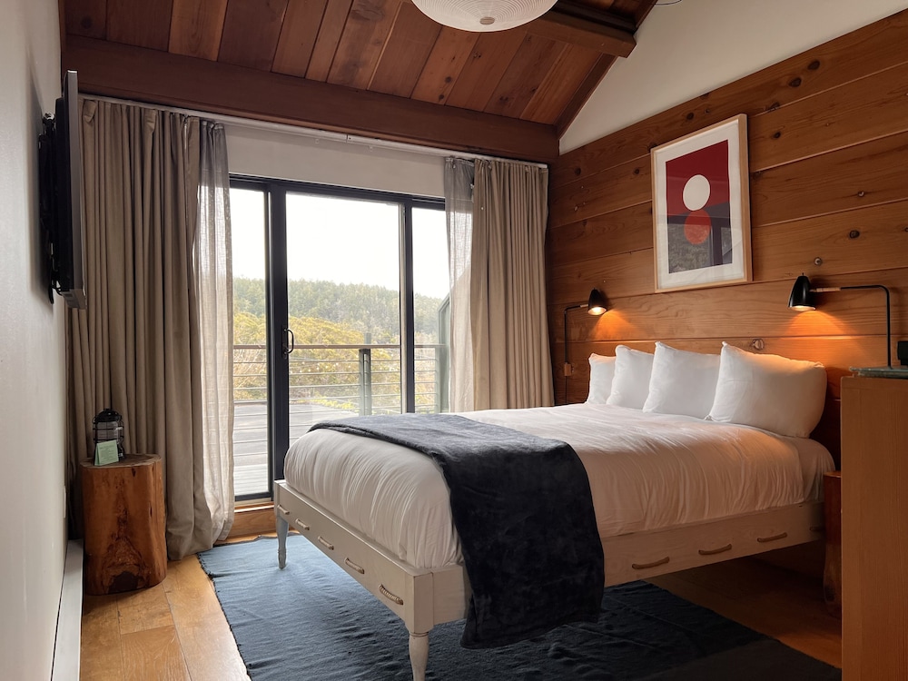 Cove, Queen Bed