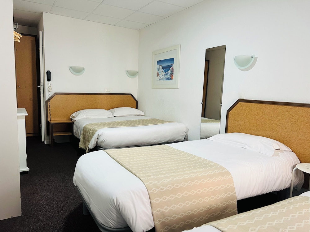 ROOM, QUADRUPLE