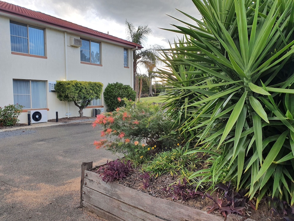 MCNEVIN'S WARWICK MOTEL 7/64