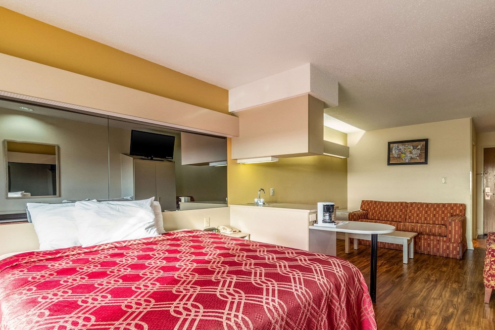 Econo Lodge Inn & Suites Evansville East 16/40