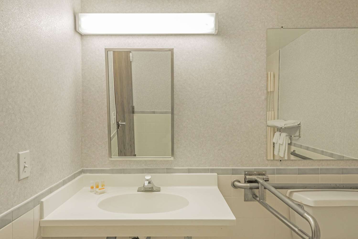Days Inn By Wyndham Berlin Meriden 23/27