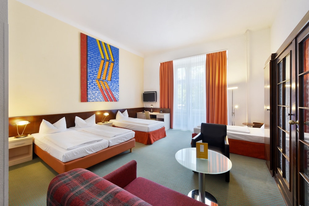 ROOM, QUADRUPLE