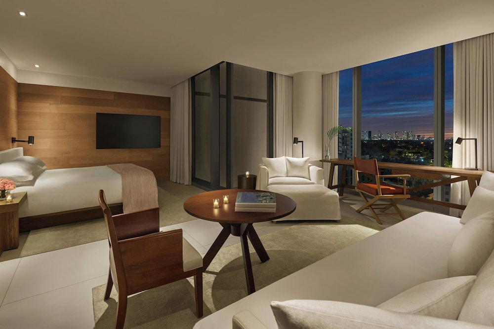 DELUXE, KING BED, CITY VIEW