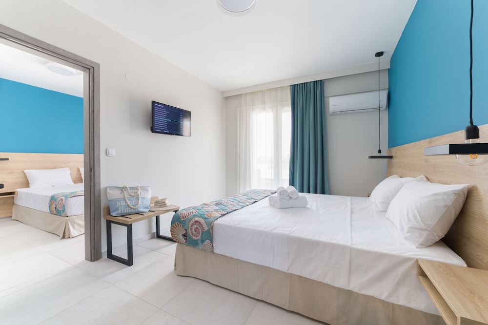 Mythic Summer Hotel 24/74