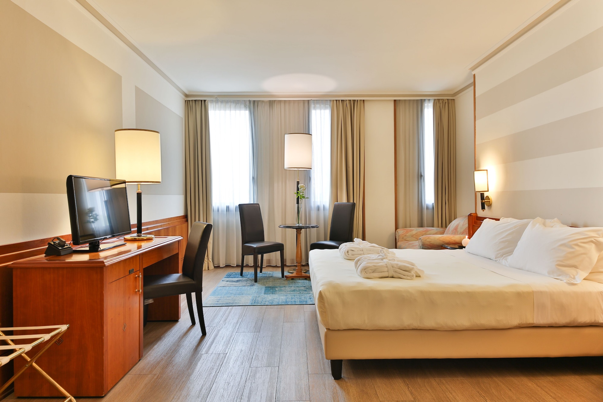DELUXE, KING BED